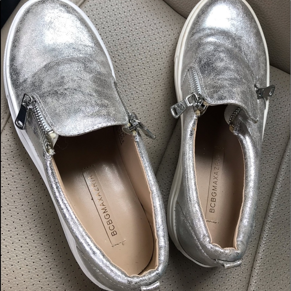 BCBG METALLIC SILVER SNEAKERS